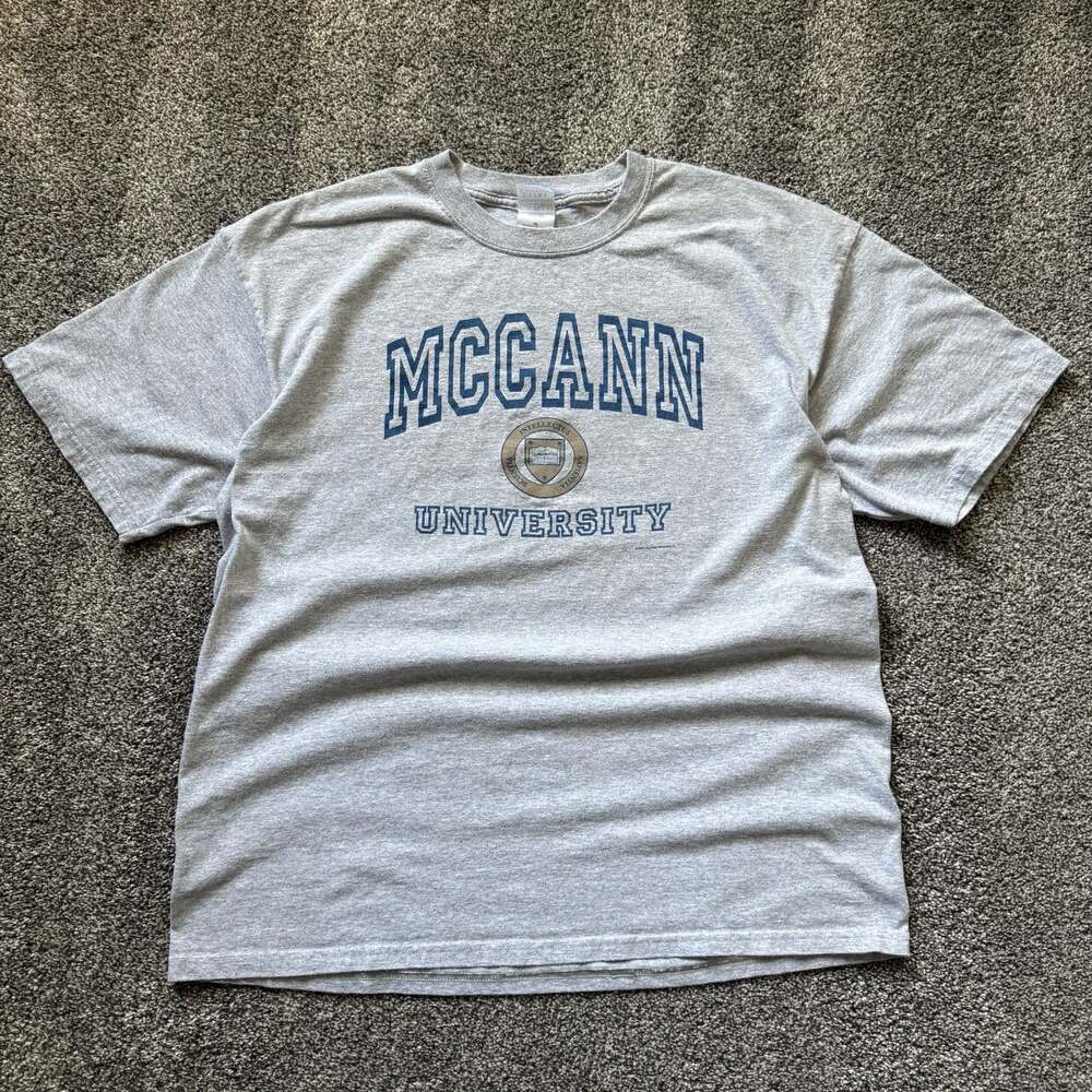 Vintage 2002 McCann University Alumni Originals Graphic T-Shirt XL Gray Collegia
